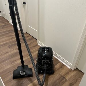Black Vacuum Cleaner with Hose